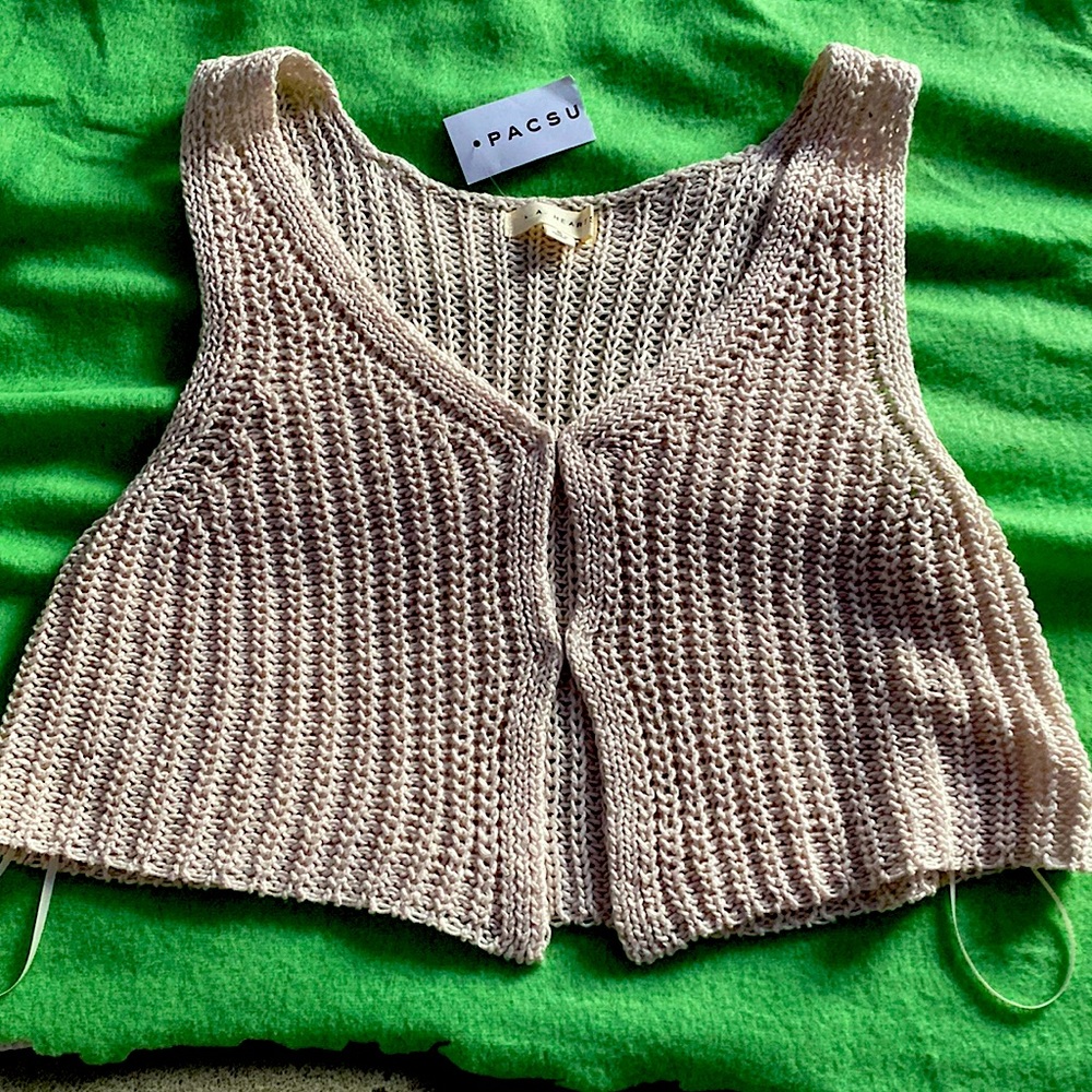 Really cute and comfy. Great for spring and summer.